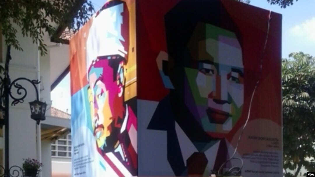 Berbagai ornamen mengenai profil tokoh sejarah Asia Afrika terpasang di berbagai lokasi perayaan KAA di kota Bandung (VOA/Teja Wulan).