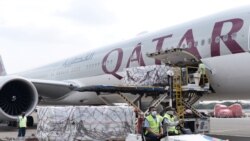 Pekerja mengenakan masker pelindung menurunkan Moderna hasil kerjasama internasional Indonesia-Amerika Serikat melalui fasilitas multilateral COVAX, di terminal kargo Soekarno Hatta International, 11 Juli 2021. (Foto: Courtesy Biro Pers via Reuters)