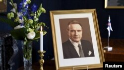 Sebuah foto peringatan untuk mantan Presiden Finlandia, Mauno Koivisto, di istana presiden yang dibuka untuk umum pada tanggal 13 Mei 2017 (foto: Heikki Saukkomaa/Lehtikuva/via REUTERS)