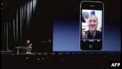 Vlasnik "Epla" Stiv Džobs predstavlja novu aplikaciju "fejstajm" koja omogućuje tzv. videofon komunikaciju