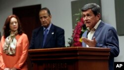 The Delegate of the Colombian rebel group Ejercito de Liberacion Nacional, ELN, right, talks as Colombia's government delegate Juan Camilo Restrepo, center, and Ecuador's Foreign Minister Fernanda Espinosa listen during a press conference at the foreign mministry in Quito, Ecuador, June 30, 2017. 