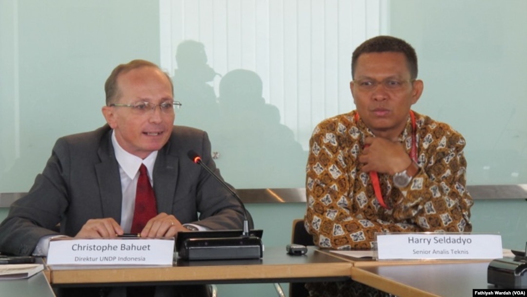 Direktur UNDP Indonesia, Christophe Bahuet (kiri), Senior Technical Specialist for Human Development and Poverty Reduction UNDP Indonesia, Harry Seldadyo Gunardi (kanan). (VOA/Fathiyah Wardah)