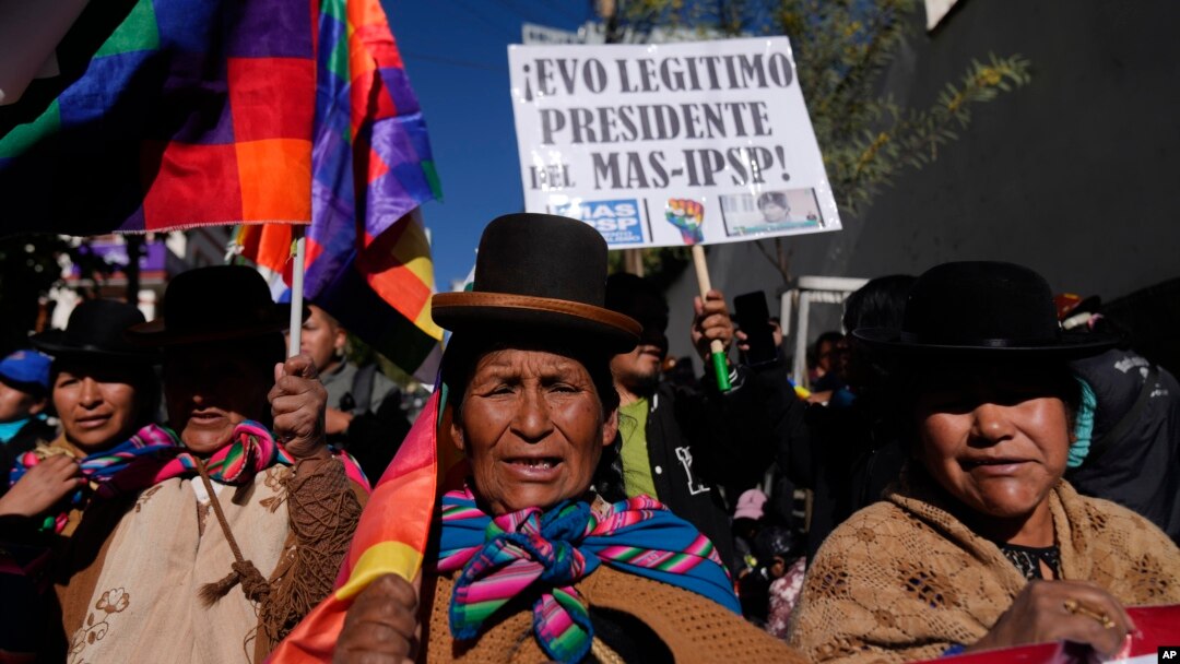 Seguidores del expresidente de Bolivia, Evo Morales, concentrados fuera del Tribunal Supremo Electoral donde se convocó a todos los partidos políticos del país para debatir si se suspenden las primarias internas de cada partido, el 10 de julio de 2024.
