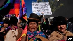 Seguidores del expresidente de Bolivia, Evo Morales, concentrados fuera del Tribunal Supremo Electoral donde se convocó a todos los partidos políticos del país para debatir si se suspenden las primarias internas de cada partido, el 10 de julio de 2024.