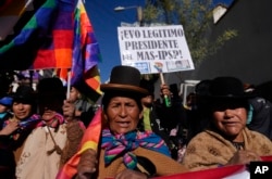 Partidarios del expresidente boliviano Evo Morales se manifestaron frente al Tribunal Supremo Electoral, que convocó a una reunión de líderes de partidos políticos para discutir las primarias en La Paz, Bolivia, el miércoles 10 de julio de 2024. (Foto AP/Juan Karita)