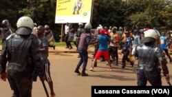 Nesta foto de arquivo, Polícia reprime manifestação em Bissau