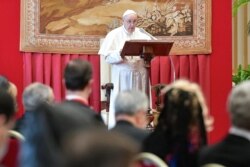 Paus Fransiskus berpidato di depan anggota Korps Diplomatik yang diakreditasi untuk Tahta Suci di Vatikan 8 Februari 2021. (Foto: Vatican Media via Reuters)