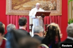 Paus Fransiskus berpidato di depan anggota Korps Diplomatik yang diakreditasi untuk Tahta Suci di Vatikan 8 Februari 2021. (Foto: Vatican Media via Reuters)