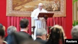 Папа Франциск выступает перед дипломатами в Ватикане