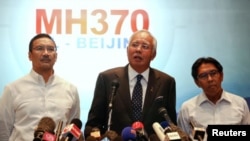 El primer ministro de Malasia, Najib Razak, dijo que el vuelo 370 voló más de seis horas luego de ser desviado.