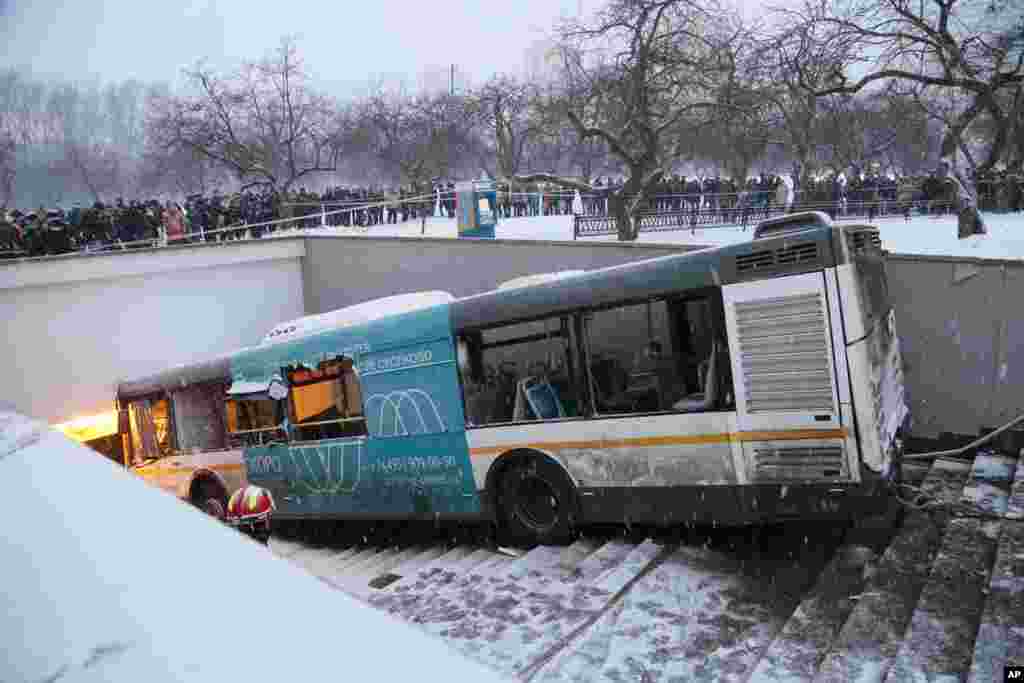 러시아 모스크바에서 버스가 지하도 계단으로 돌진한 사고로 수십명의 사상자가 발생했다.