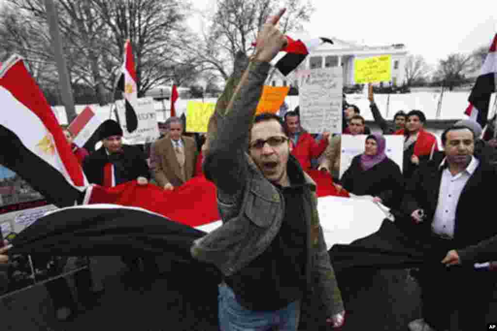 其它几个城市也爆发了示威，示威者挥舞着红、白、黑相间的埃及国旗
