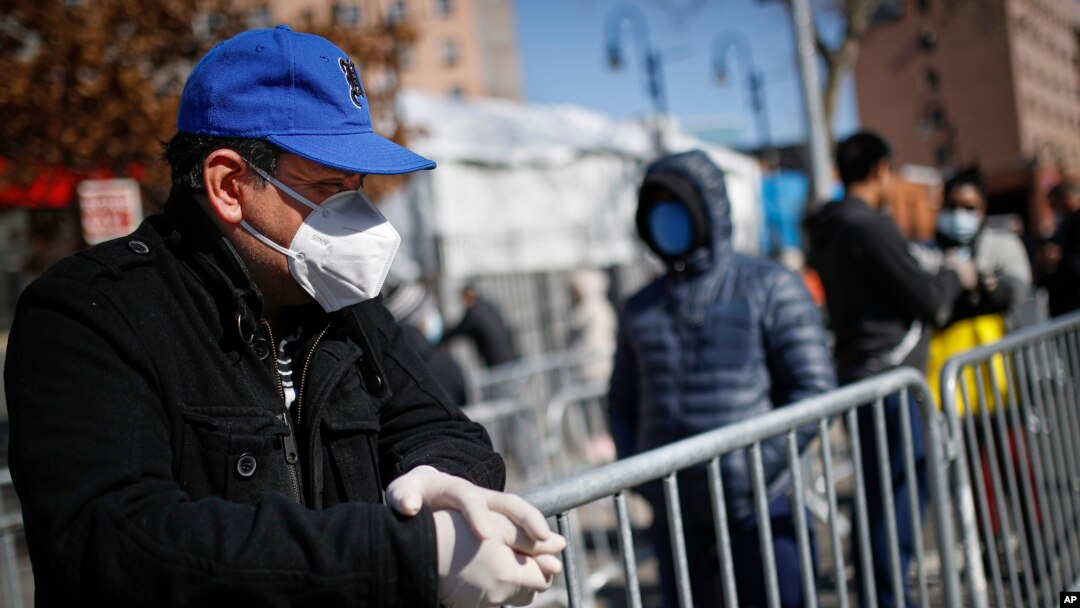 Hasta el domingo por la mañana, Estados Unidos tenía alrededor de 125,000 infecciones y 2,200 muertes. En la foto, pacientes esperan pruebas de detección en el Hospital Elmhurst en Nueva York, el 27 de marzo de 2020.