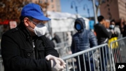 Hasta el domingo por la mañana, Estados Unidos tenía alrededor de 125,000 infecciones y 2,200 muertes. En la foto, pacientes esperan pruebas de detección en el Hospital Elmhurst en Nueva York, el 27 de marzo de 2020.