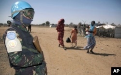 Soldat de l'UNAMID (force conjointe ONU-UA au Darfour) assurant la sécurité (10 janvier 2011)