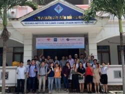 Hình chụp cơ sở mới của DRAGON Mekong Institute, với các thành viên tham dự Khoá Tập huấn Báo chí về “Biến đổi Khí hậu và Năng lượng Bền vững” tổ chức từ ngày 22 tới 24 tháng 8, 2019, trong Dự án Mạng lưới Báo chí Địa cầu / Earth Journalism Network. [nguồn: CRUS.Vietnam, Aug 2019]
