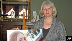 Lynne Russell s fotografijom svoje kćeri Siobhan, koju je ubio njen mladić kad joj je bilo 19 godina