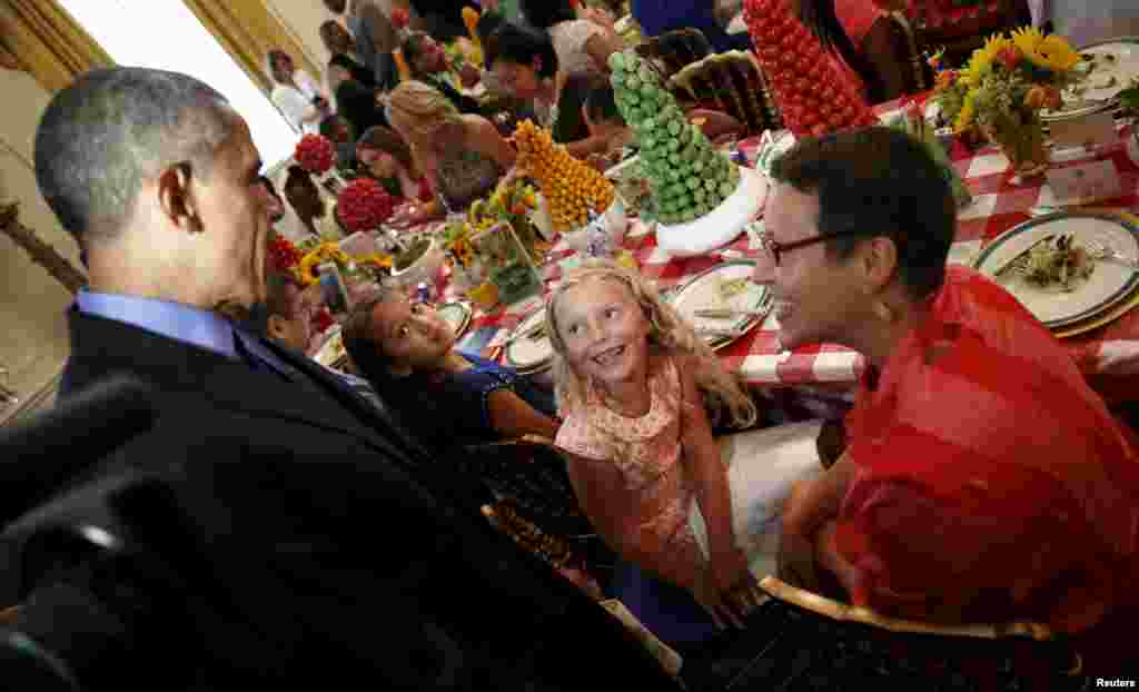 Presiden AS Barack Obama (kiri) menyambut pemenang Tantangan Makan Siang Sehat 2015 di acara jamuan makan malam tahunan bagi anak-anak (Kids&rsquo; State Dinner) di Gedung Putih, Washington, D.C.