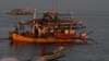 2023年9月21日，菲律宾渔民在中国称黄岩岛的海域附近捕鱼。（法新社）
