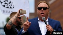 Alex Jones, osnivač medija InfoWars govori na predizbornom mitingu Donalda Trumpa 2016.