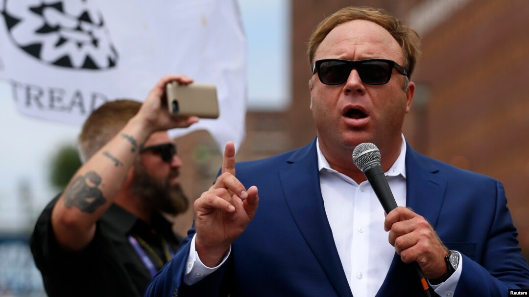 Alex Jones, osnivač medija InfoWars govori na predizbornom mitingu Donalda Trumpa 2016.