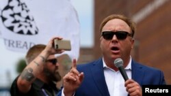 Alex Jones parlant à un meeting pro-Trump pendant la campagne électorale, Cleveland, Ohio, le 18 juillet 2016 