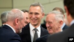 Menteri Pertahanan AS Jim Mattis (kedua dari kanan) dan Sekretaris Jenderal NATO Jens Stoltenberg (kedua dari kiri) menyambut Menteri Pertahanan Polandia Antoni Macierewicz (kiri) dalam pertemuan NATO di Brussels (15/2).(AP/Virginia Mayo)