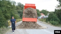 Kelompok etnis Serbia memblokir jalan-jalan di Kosovo utara (30/9).