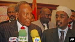 Somali President Abdullahi Yusuf (L) and Parliament Speaker Sharif Hassan Sheikh Aden (R) speak to the media after signing a Yemeni-sponsored declaration in the southern Yemeni port city of Aden, January 5, 2006 (file photo)