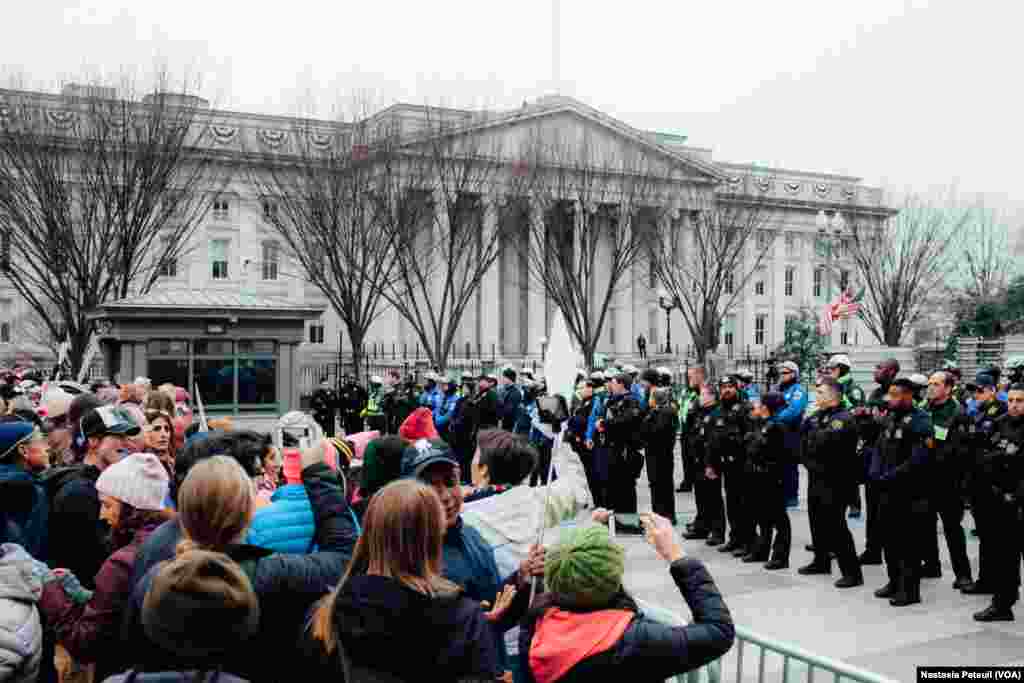 La Maison Blanche était fermée pour la Marche des femmes, à Washington DC, le 21 janvier 2017. (VOA/Nastasia Peteuil)