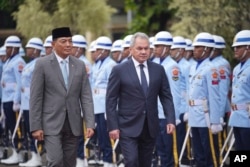 Sekretaris Dewan Keamanan Rusia Sergei Shoigu (kanan), dan Menteri Pertahanan Indonesia Sjafrie Sjamsoeddin memeriksa pasukan kehormatan selama upacara penyambutan sebelum pertemuan mereka di Jakarta, Selasa, 25 Februari 2025. (Tatan Syuflana/AP)