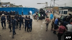 Ba policiers batelemi na esika ya meeting ya Jean-Pierre Bemba, mokambi ya MLC, na Ste Thérèse, Kinshasa, 24 juin 2019.