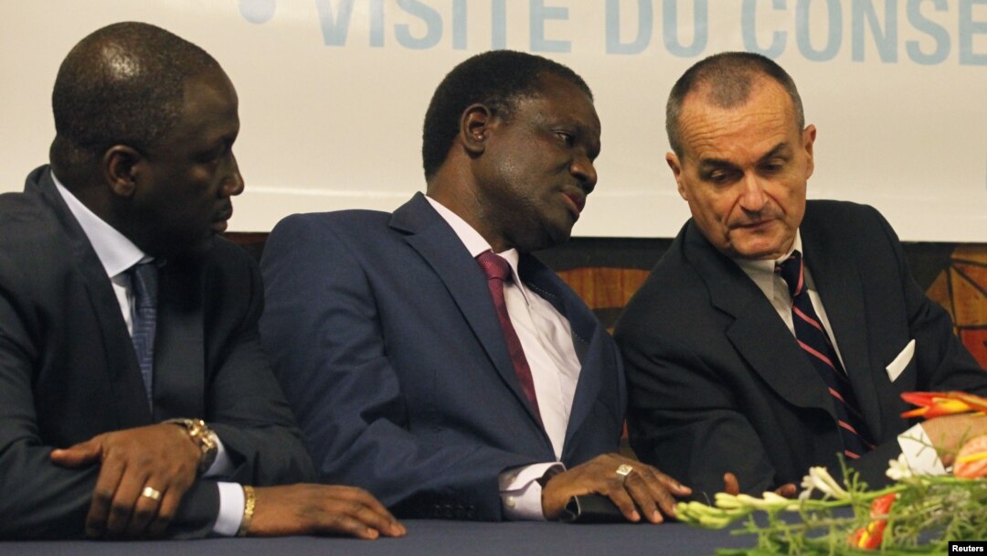 Menteri Pantai Gading untuk Uni Afrika, Adama Bictogo, presiden ECOWAS Desire Ouedraogo Kadre dan perwakilan tetap Perancis untuk PBB Gerard Araud dalam rapat dengan anggota DK PBB di Abidjan (Foto: dok).