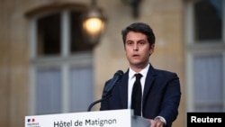 Perdana Menteri Prancis Gabriel Attal menyampaikan pidato di Paris, Prancis, pada 7 Juli 2024, menyusul keluarnya hasil pemilu Prancis putaran kedua. (Foto: Reuters/Guglielmo Mangiapane)