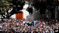 Kiongozi wa upinzani Venezuela Juan Guaido akiongea katika mkutano huko mjini Caracas, Venezuela, Januari 25, 2019.