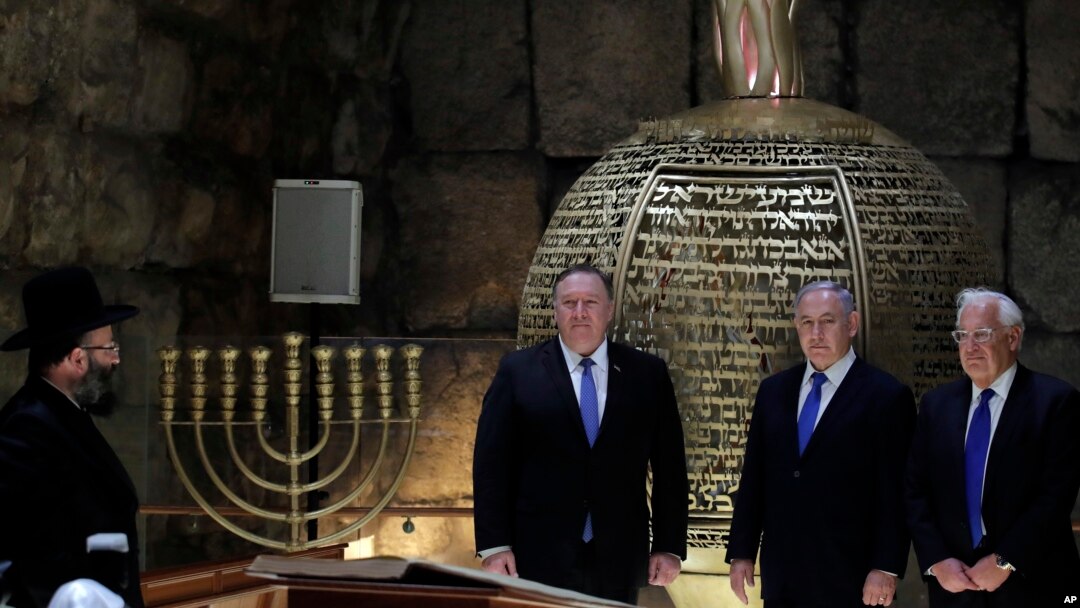 Isroil Bosh vaziri Benyamin Netanyaxu (markazda) AQSh Davlat kotibi Mayk Pompeo (chapda) va AQShning Isroildagi elchisi Deyvid Fridmen bilan Quddusning eski shahrida joylashgan G'arbiy devor tunellarida, 21-mart, 2019-yil