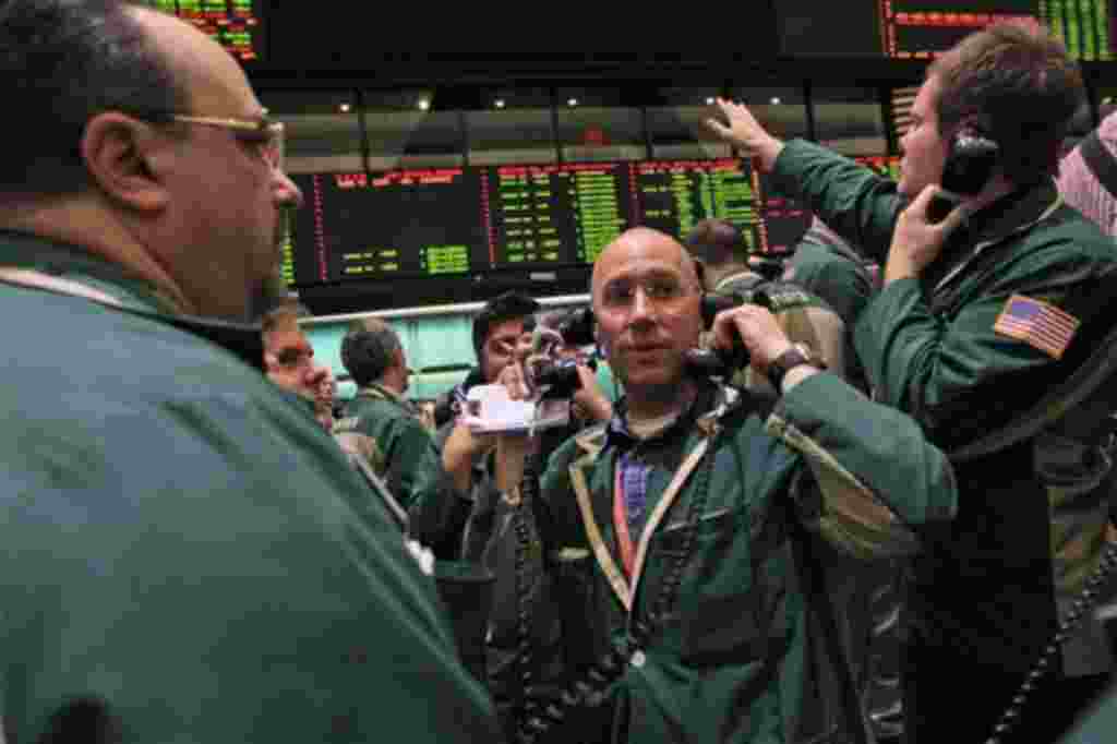 Traders work the crude oil options pit at the New York Mercantile Exchange, May 6, 2011.