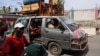 Un grupo de personas huye de sus hogares por la violencia de las pandillas en Puerto Príncipe, Haití, el 20 de octubre de 2024. (ARCHIVO: REUTERS)