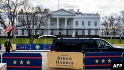 Persiapan pelantikan Presiden terpilih Joe Biden dan Wakil Presiden terpilih Kamala Harris di luar Gedung Putih, Washington D.C, di Lafayette Park, Senin, 18 Januari 2021. 