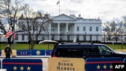 Persiapan di Lafayette Park, di luar Gedung Putih di Washington, DC, 18 Januari 2021, dua hari menjelang pelantikan presiden ke-59 AS, Joe Biden.