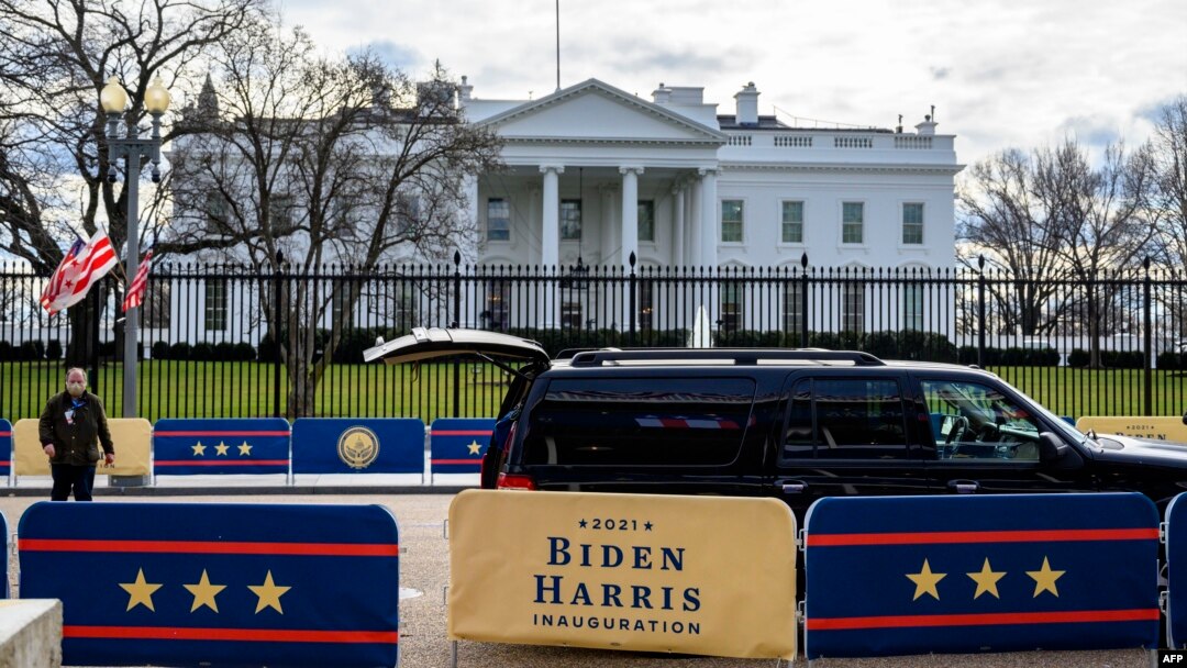 Persiapan pelantikan Presiden terpilih Joe Biden dan Wakil Presiden terpilih Kamala Harris di luar Gedung Putih, Washington D.C, di Lafayette Park, Senin, 18 Januari 2021. 