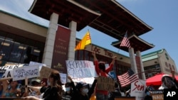 Các chủ tiệm nail và nhân viên biểu tình bên ngoài khu Phước Lộc Thọ ở Westminster, California, để yêu cầu Thống đốc Gavin Newsom cho phép ngành dịch vụ này mở cửa trở lại.