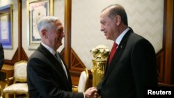 El presidente turco, Tayyip Erdogan, recibió al secretario de Defensa de EE.UU., Jim Mattis, en el palacio presidencial en Ankara, el miércoles, 23 de agosto de 2017. 