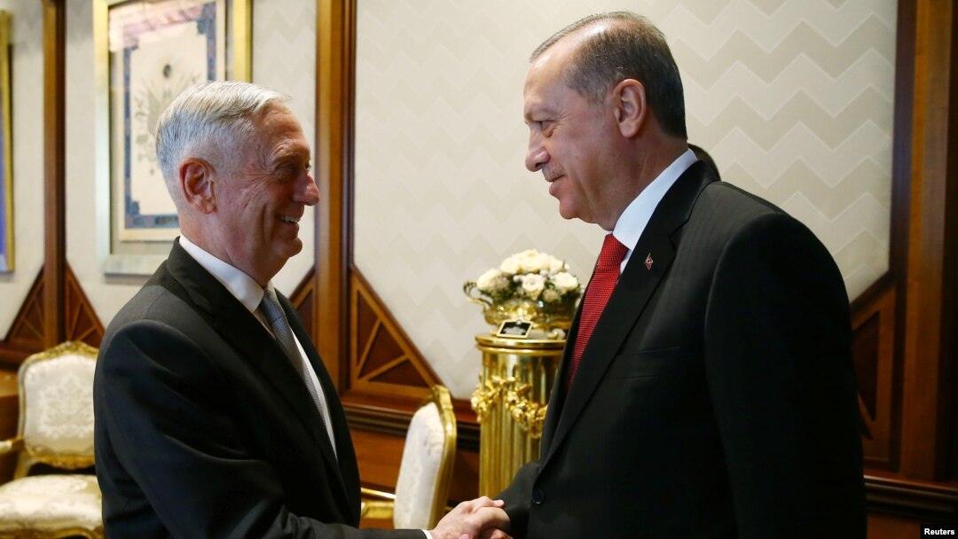 Menhan AS Jim Mattis ketika bertemu Presiden Turki Recep Tayyip Erdogan di Ankara, Turki 23 Agustus tahun lalu (foto: ilustrasi). 