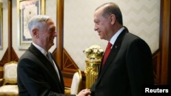 Menhan AS Jim Mattis ketika bertemu Presiden Turki Recep Tayyip Erdogan di Ankara, Turki 23 Agustus tahun lalu (foto: ilustrasi). 