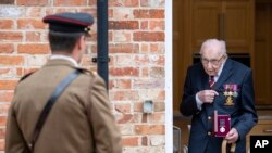 Kapten Tom Moore usai menerima penghargaan The Yorkshire Regiment Medal dan pengangkatan sebagai Kolonel Kehormatan di rumahnya di Marston Moretaine, England.