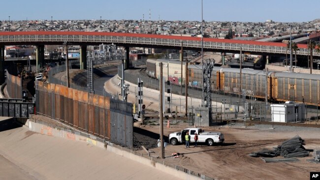 美国德克萨斯州艾尔帕索美墨边境的新建隔离障碍（2019年1月22日）