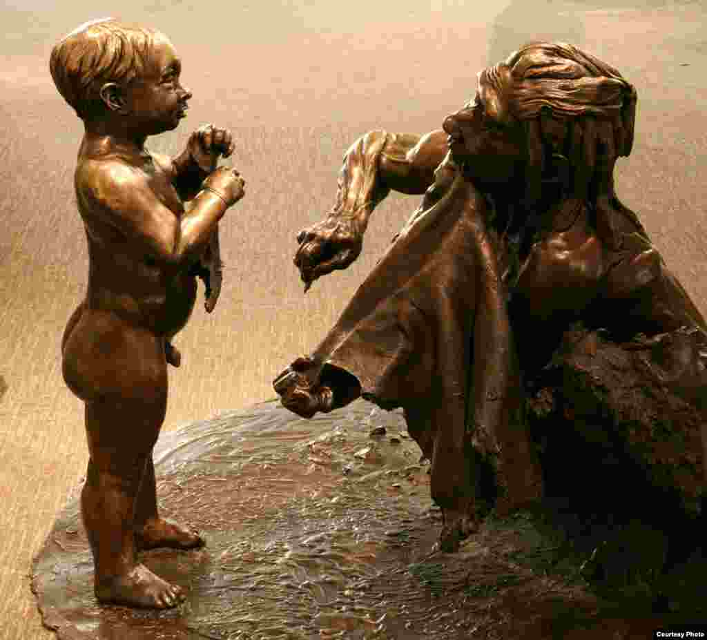 John Gurche menciptakan momen intim antara seorang ibu Neanderthal dan anaknya, yang mungkin terjadi sekitar 70.000 tahun yang lalu. (John Gurche, &ldquo;Shaping Humanity&rdquo;)