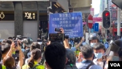 香港警察6月28日下午在旺角登打士街一帶展開大圍捕，包括大批在場採訪的記者都被封鎖攔截。(美國之音湯惠芸)