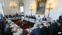 奥地利总理克里斯蒂安·科恩主持欧洲移民问题峰会，有自德国、匈牙利、塞尔维亚、希腊和保加利亚的领导人参加（2016年9月24日）